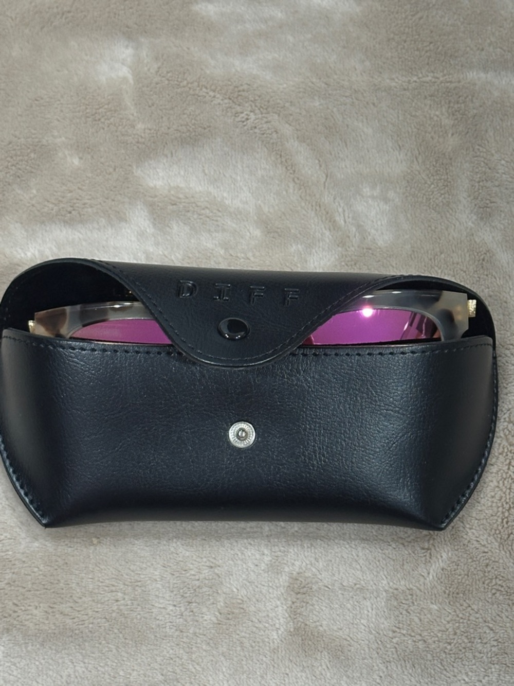 Diff Eyewear Black Frame Sunglasses with Pink Lenses